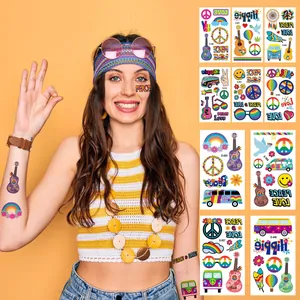 Farbenfrohe Hippie-Tattoos mit Friedenssymbolen und Blumenmustern auf dem Modell