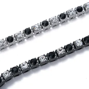 Makroaufnahme der Hip-Hop-Tennisketten in Silber und Gunmetal mit schwarzen Steinen