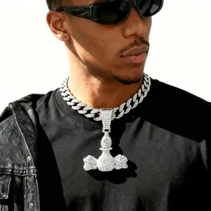 Détail d'un pendentif sac d'argent brillant sur une grosse chaîne cubaine pour homme