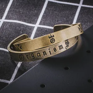 Vintage Titanstahl-Armreif mit gotischer Organism-Gravur und Krone Design