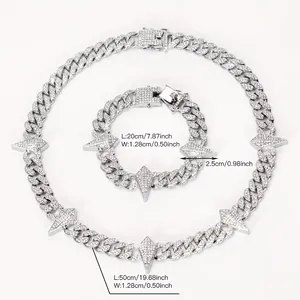 Detailweergave van iced out Cubaanse schakelketting en armband met doornen.