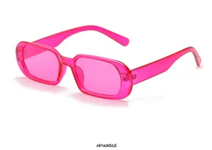 Vue rapprochée de lunettes de soleil rétro rectangulaires roses transparentes à 45 degrés.