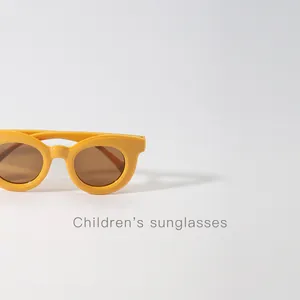 Schicke Kinder-Sonnenbrille mit rundem Rahmen in Gelb mit UV-Schutz-Linsen