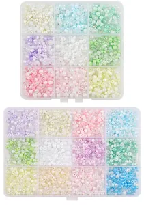 Detailansicht der bunten Glasperlen in transparenten Sortierboxen für DIY-Schmuck.