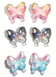 Vista detallada de cuentas de acrílico con forma de mariposa degradada UV para joyería