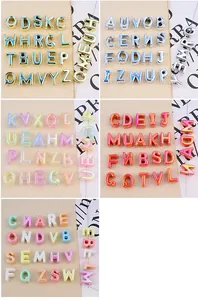 Variedad de cuentas acrílicas con letras UV para hacer accesorios personalizados