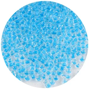 Vista macro detallada de cuentas de vidrio con centro azul para creación de joyas