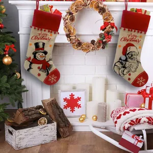 Detailansicht festlicher Jutesocken zu Weihnachten mit Weihnachtsmann- und Schneemannmotiven