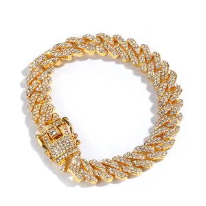 Luxe gouden Cuban link ketting met glinsterende steentjes in hiphop-stijl voor heren.