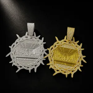 Detailansicht der gold- und silbernen Das letzte Abendmahl Anhänger mit Dornenkrone