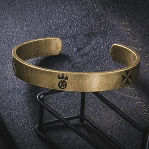Vintage-Manschettenarmband aus Titanstahl mit gravierter Krone und Kreuzen für Herren.