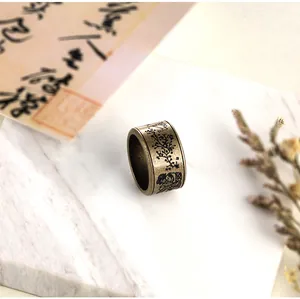 Dettaglio dell'incisione vintage giapponese shunga e fiori di prugno su anello