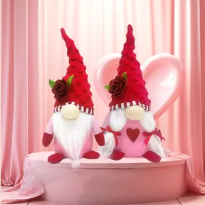 Detailansicht von zwei rosa-roten Valentinstag-Wichteln auf einem rosa Displaystand