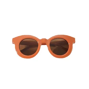 Stylische orangefarbene Kinder-Sonnenbrille mit Rundrahmen und UV-Schutz für draußen