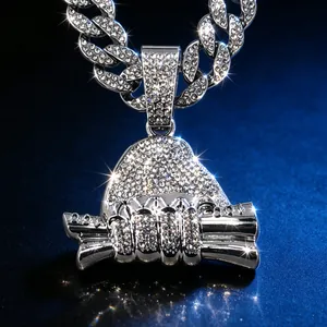 Luxe ijskoude hanger hand houdt geldrol vast met fonkelende hiphop Cubaanse schakelketting