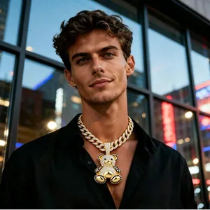 Vista dettagliata della collana hip-hop da uomo con ciondolo a forma di orsetto e catena.