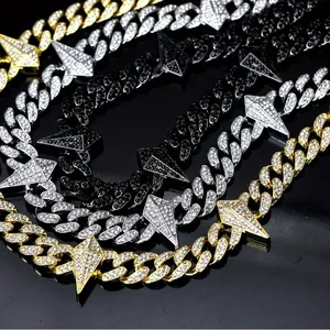 Detailweergave van hip-hop Cuban link-kettingen met spikes en strassteentjes in drie kleuren