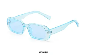 Vue détaillée de lunettes de soleil rétro carrées bleues transparentes sous un angle de 45 degrés