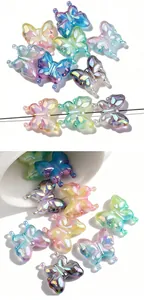 Vista detallada de las cuentas de mariposa acrílicas con degradado UV para joyería DIY