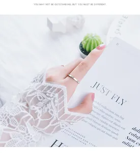 Close-up van een minimalistische titanium stalen ring met een kleine diamant.