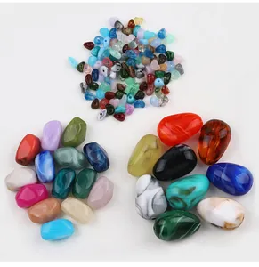 Vista dettagliata di perle acriliche irregolari colorate per accessori gioielli fai da te