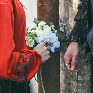 Anelli a teschio retrò in acciaio al titanio stile hip hop in ambiente urbano