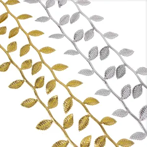 Nastri a foglia sbalzati in oro e argento per confezioni regalo e decorazioni fai da te.