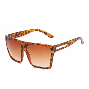 Modische übergroße Sonnenbrille mit Leopardenmuster und braunen Verlaufsgläsern für Damen