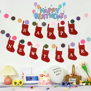 Feestelijke slinger van rood gebreide kerstsokken met geborduurde letters.