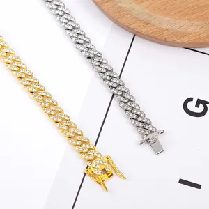 Vue détaillée de chaînes cubaines 9mm serties de strass en or et argent