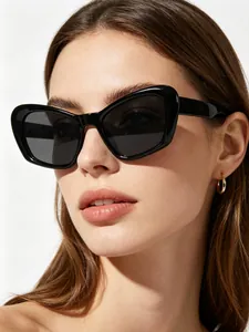 Primer plano de una modelo con gafas de sol de gato negras de gran tamaño chic