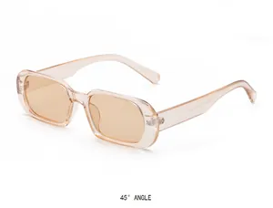 Gros plan de lunettes de soleil rectangulaires vintage avec monture pêche et verres ambre