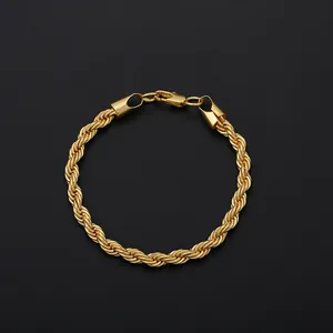Vue détaillée d'un bracelet chaîne corde en acier inoxydable doré de 3 mm avec fermoir.