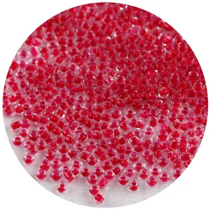 Vista macro de cuentas de vidrio rojo con núcleo transparente para joyería DIY propia