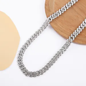 Vue rapprochée du collier gourmette argenté de 9 mm avec strass clairs brillants
