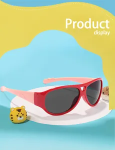 Detaillierte Ansicht der Kinder-Piloten-Sonnenbrille mit rot-rosa Rahmen auf blau