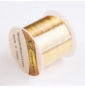 Vue rapprochée d'une bobine de fil de cuivre doré de 0,4 mm pour la création de bijoux