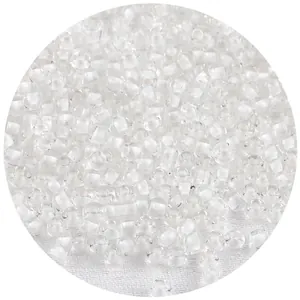 Vista macro detallada de cuentas de vidrio transparente de 2-4 mm para joyería artesanal