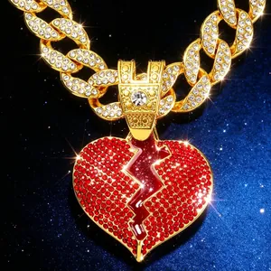 Collana con ciondolo a cuore spezzato rosso ghiacciato e catena cubana dorata hip-hop.