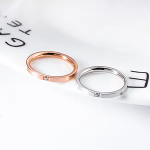 Eenvoudige koppelringen van titaniumstaal met minimalistische enkele diamant.