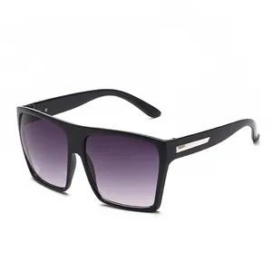 Übergroße quadratische Sonnenbrille mit breiten Bügeln und lila Verlaufsgläsern