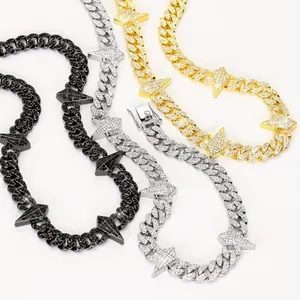 Macro detail van hiphop spiked Cuban link kettingen met fonkelende strass