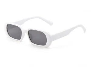 Vue détaillée de lunettes de soleil rétro blanches à petit cadre carré avec protection UV