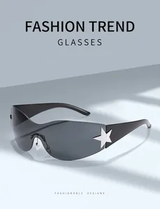 Vista detallada de gafas de sol envolventes futuristas con un diseño de estrella metálica