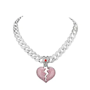 Collana a catena cubana argentata con un ciondolo a forma di cuore spezzato in strass