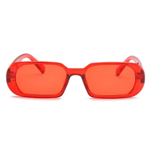 Vue macro détaillée de face de lunettes de soleil rectangulaires rétro rouges