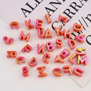 Cuentas de letras de acrílico con baño UV iridiscente para hacer joyas DIY y llaveros