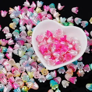 Primer plano de cuentas de flores de lirio de los valles para la creación de joyas DIY
