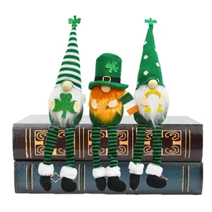 Close-up van drie St. Patrick's Day kabouters met klaver en Ierse vlag zittend op boeken