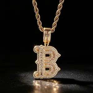Collier avec pendentif lettre B serti de strass et chaîne torsadée dorée